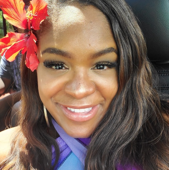 Meet your Posher, April - Picture 3 of 5